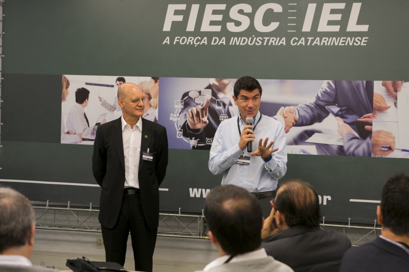 Superintendente do IEL Nacional, Paulo Mól Júnior, discursa acompanhado de Natalino Uggioni, superintendente do IEL SC. (Foto: Fernando Willadino)