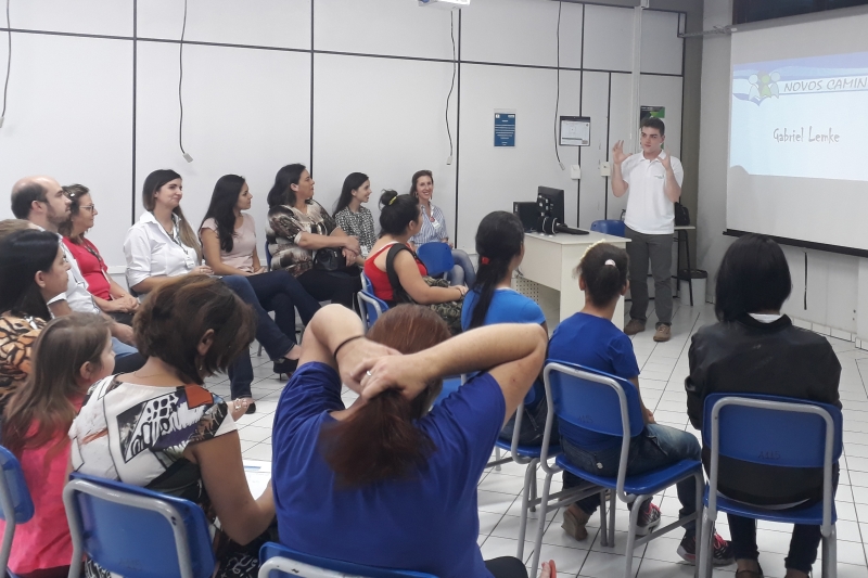 Gabriel Lemke, jovem embaixador da educação, fala aos adolescentes do Programa. Foto: Divulgação/SENAI