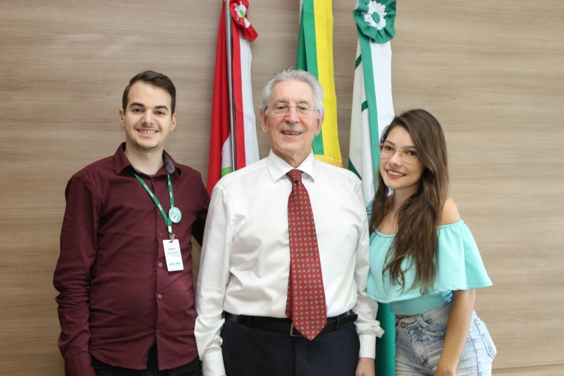 Matheus e Aline estiveram entre os 14 colaboradores de todo o Estado com maior número de menções e que foram recebidos pelo presidente da FIESC. Foto: Filipe Scotti