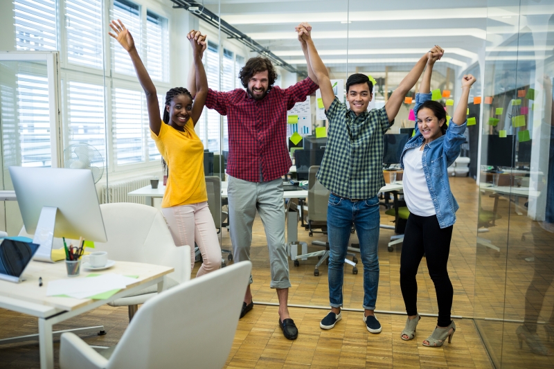 Ambiente de trabalho positivo depende de colegas que se ajudam, aponta pesquisa