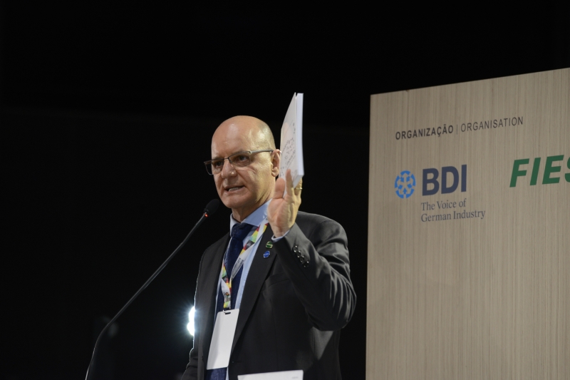 Superintendente do IEL/SC, Natalino Uggioni, durante apresentação no EEBA. (Foto: José Paulo Lacerda)