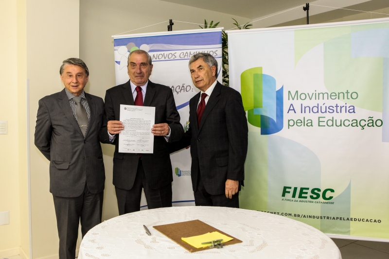 Termo de adesão foi assinado Ranzi (e), Michel Miguel (c) e Heil. (Foto: Heraldo Carnieiri)