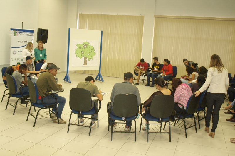 Jovens participaram de atividades para conhecer melhor cursos oferecidos por meio do programa (Foto: Presse Comunicação)